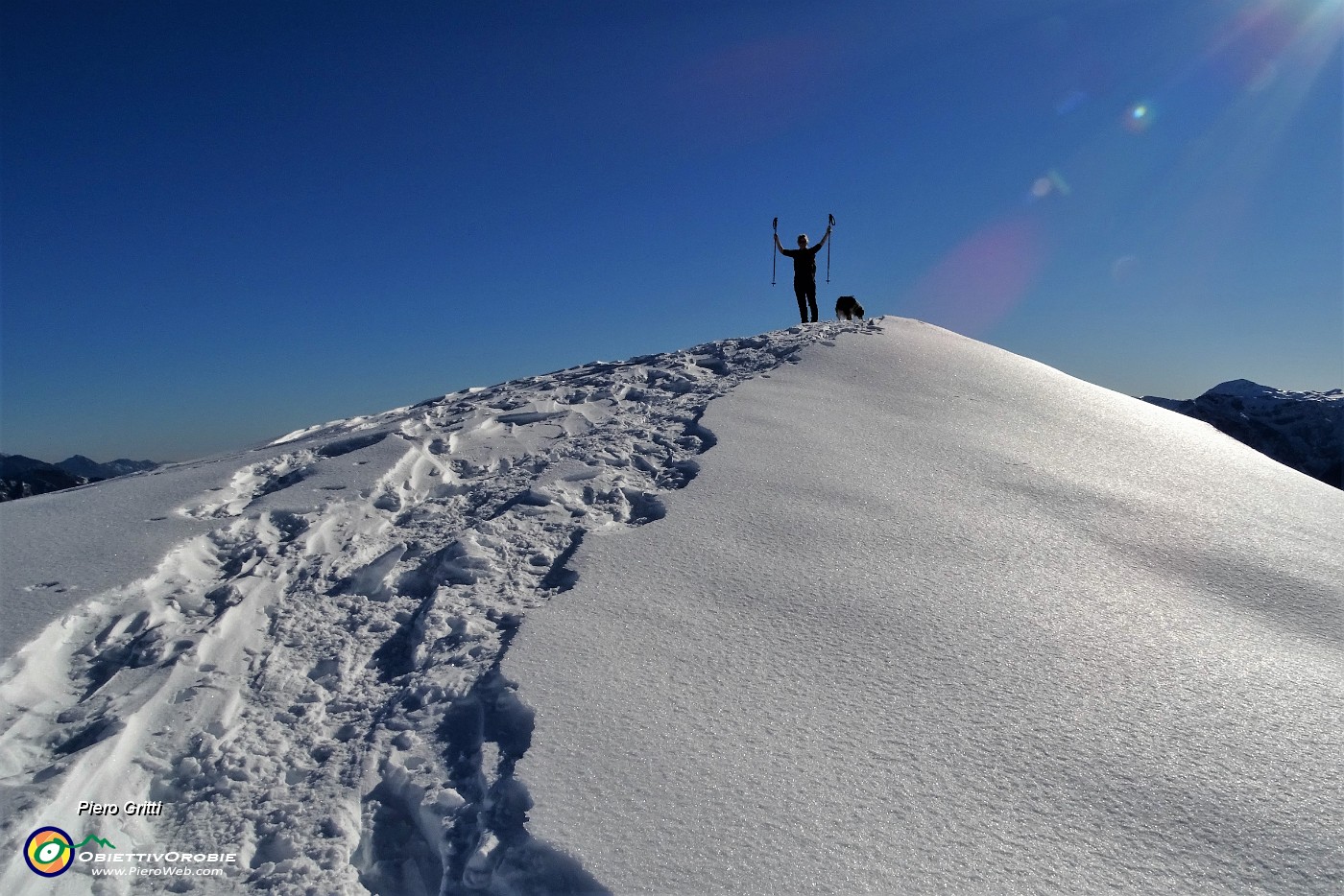 25 In cima al dosso panoramico sui Piani d'Avaro e verso il Monte Avaro.JPG